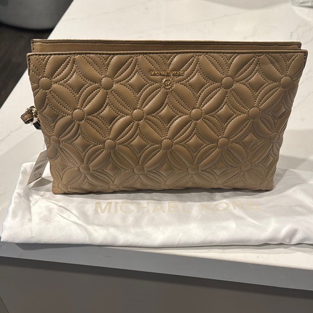 Michael Kors Jet Set Charm XL DBL GSST Wristlet/Quilted Clutch (Vegan material)